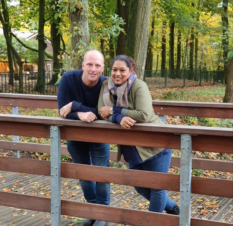 Anjani met man Marcel op brug